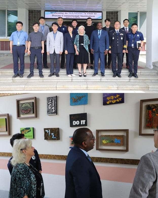 (아래사진)마약류 사범 수용자들이 직접 만든 서각작품에 대해 부산교도소 직원이 설명하고 있다.(좌로부터 NAADAC 수석고문 Cynthia M. Tuohy, NADDAC 대표 Terrence D. Walton). (사진제공=부산교도소)