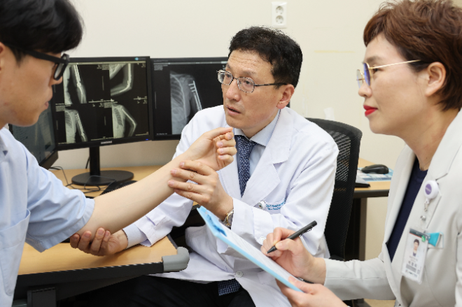 전인호 서울아산병원 정형외과 교수(가운데). 사진=서울아산병원