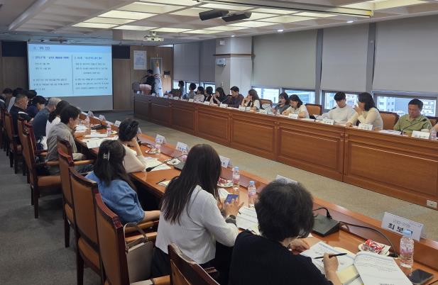 2025년 제2차 주민참여예산위원회 정기회의하는 모습