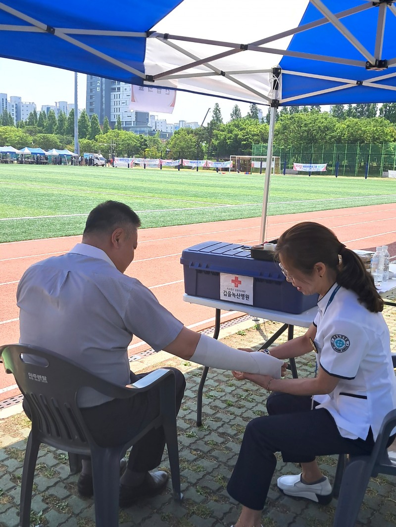 갑을녹산병원 의료팀이 지난 10일 「제3회 강서구 장애인 체육 대축전」에서 경기 중 부상당한 참가자를 치료하고 있다.(사진=KBI그룹)