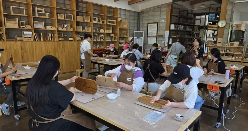 부모힐링프로그램 참가자들이 목공체험을 하고 있다.