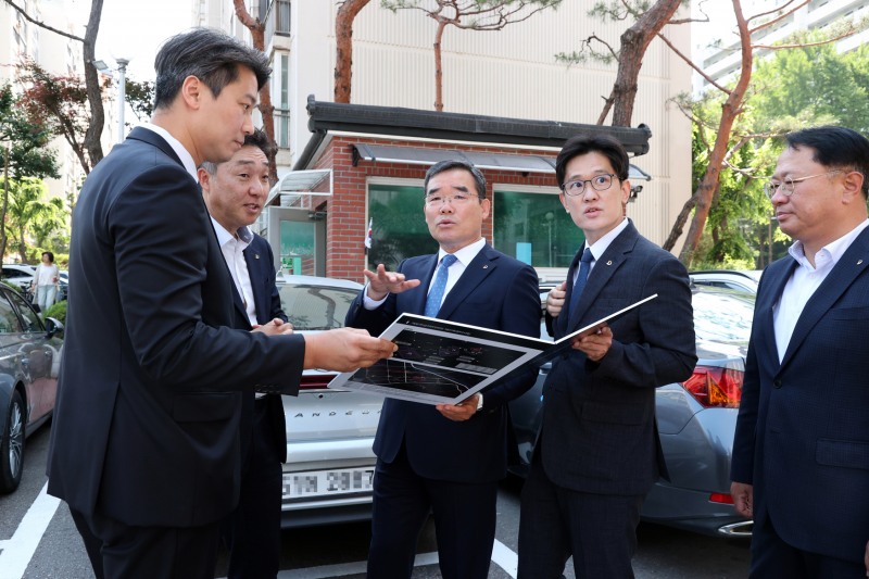 김보현 대우건설 사장(왼쪽에서 3번째)이 개포우성7차 단지를 방문해 현장을 둘러보고 있다.(사진=대우건설)