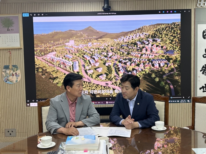 박범인 금산군수와 황명선 국회의원이 지난 12일 금산군청 집무실에서 대화를 나누고 있는 모습