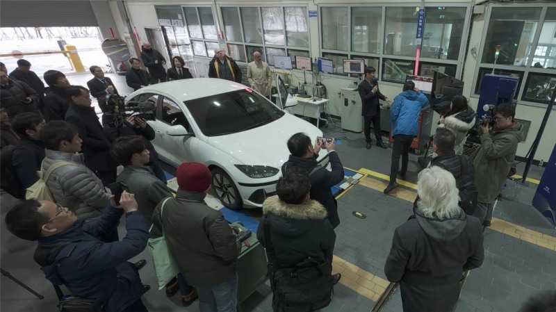 제18차 국제자동차검사위원회(CITA) 아시아 컨퍼런스(’24.11, 한국 동탄자동차검사소)에서 일본 국토교통성, CITA 회장 등 국제 전문가가 참석한 가운데 TS 자동차검사 연구진이 전기차 검사장비, 소프트웨어 업데이트 검사를 시연하는 모습.(사진=TS)