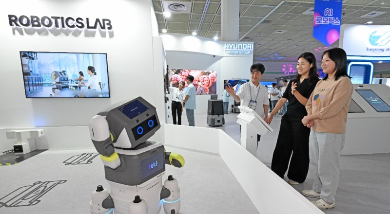 ‘온 디바이스 VLM 기술’이 적용된 서비스 안내 로봇 ‘달이(DAL-e)’가 고객의 옷차림 등을 파악해 맞춤형 인사를 건네는 모습.(사진=현대차그룹)