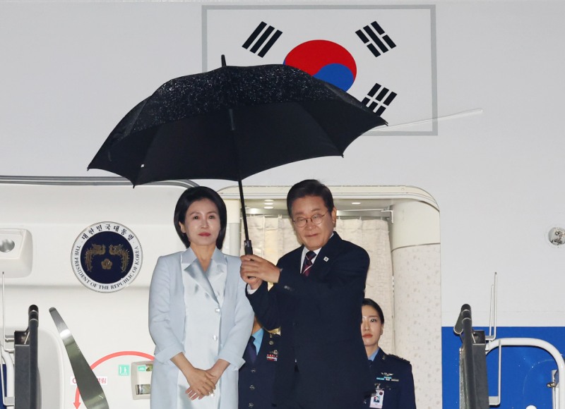G7 일정 마치고 귀국길에 오르는 이재명 대통령과 김혜경 여사(사진=연합뉴스)