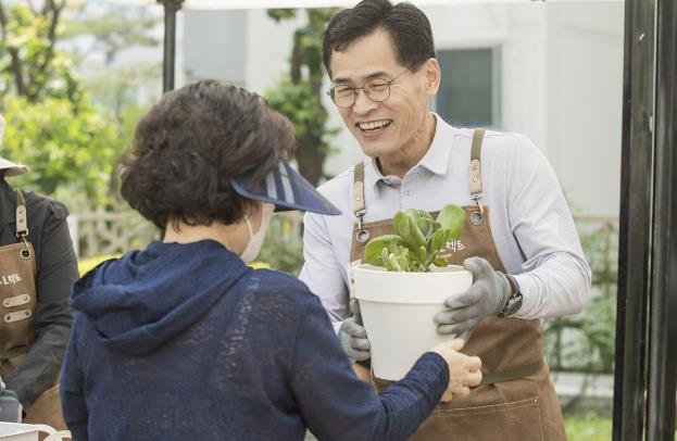 양천구 반려식물 클리닉에서 지역주민과 소통하는 이기재구청장