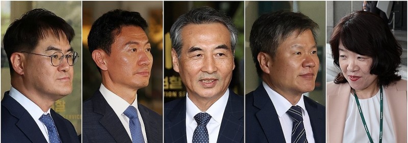 중앙지검 나서는 민중기 특검(가운데)과 특검보들(사진=연합뉴스)