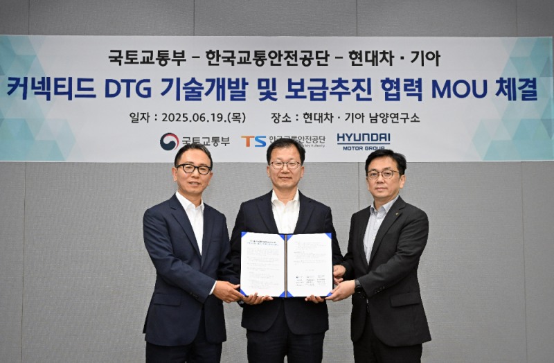 (왼쪽부터) 현대차•기아 상용LCM담당 박상현 부사장, 국토교통부 정채교 종합교통정책관, 한국교통안전공단 한정헌 모빌리티정책실장.(사진=현대차그룹)