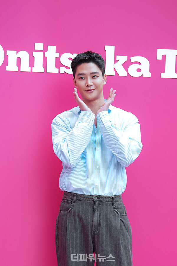 로운,포토월행사