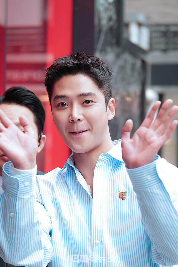 로운,포토월행사