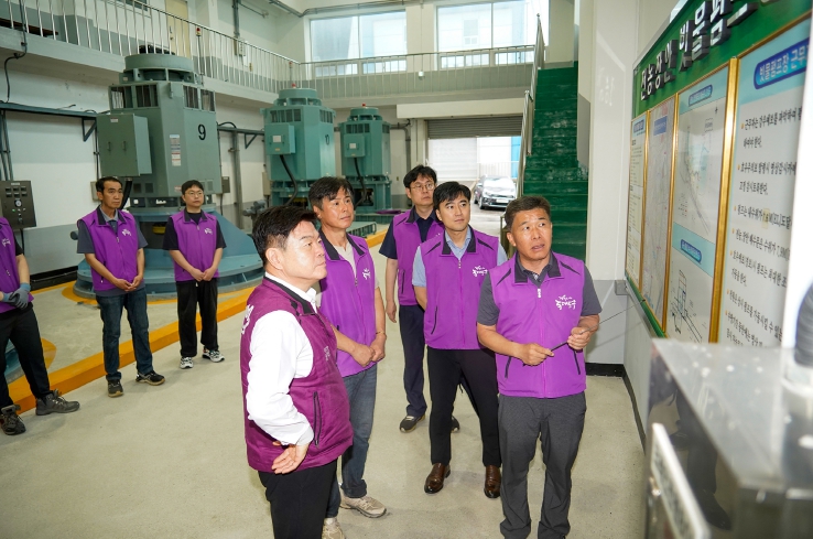 이필형 동대문구청장이 전농‧장안 빗물펌프장 점검에 나선 모습