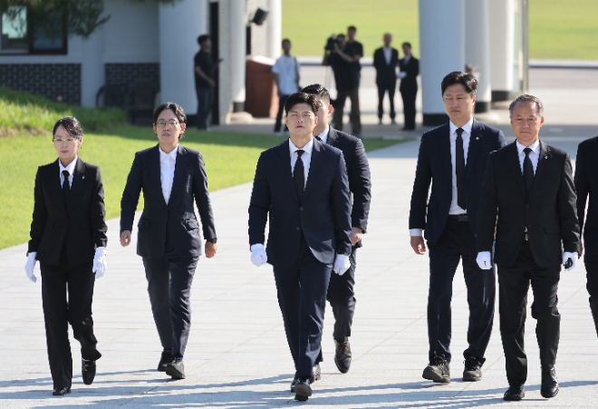 국민의힘 김용태 비상대책위원장이 22일 국립서울현충원 현충탑을 참배하기 위해 이동하고 있다. 사진=연합뉴스