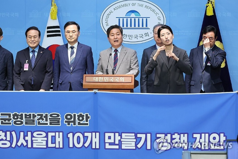 김영배 (가운데) 국회의원 (사진=연합뉴스)