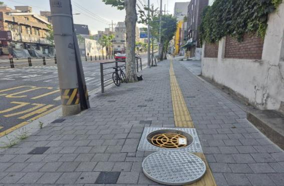 도봉구 지역 내 한 보도 맨홀에 추락방지 시설이 설치돼 있다.