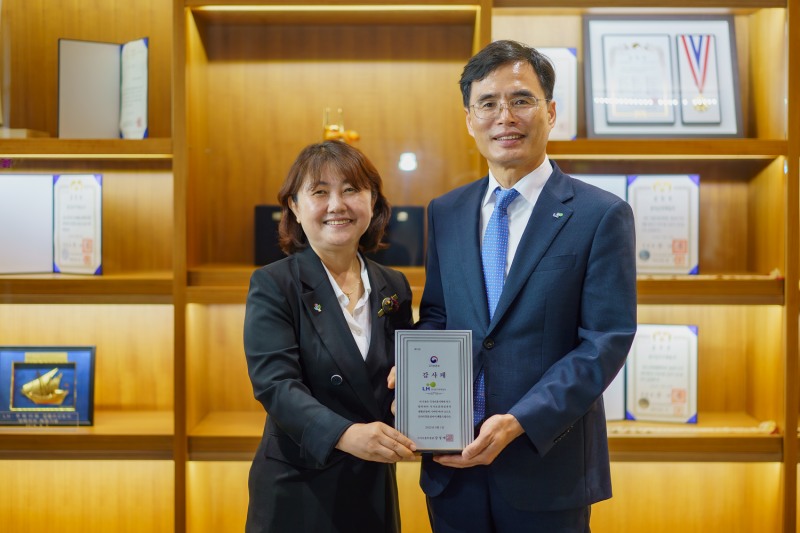 19일(목) LH 진주 본사에서 김재경 LH 경영관리본부장(오른쪽)과 김지현 경남서부보훈지청장(왼쪽)이 국가보훈부장관 감사패 수여 후 기념사진을 촬영하고 있다.(사진=LH)