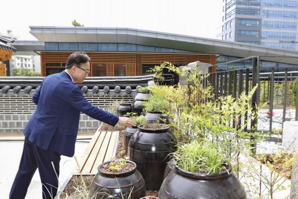 유성훈 금천구청장이 금천 강희맹 장독대 체험관 조성 현장을 점검하고 있다