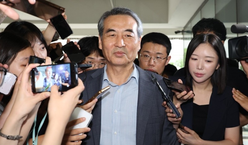 출근하는 민중기 특검(사진=연합뉴스)