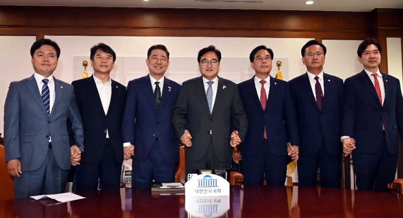 국회의장과 회동하는 여야 원내대표단(사진=연합뉴스)