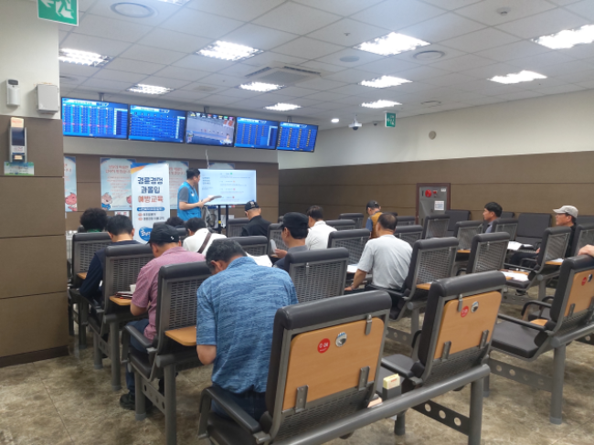 지난 19일 경륜경정총괄본부 희망길벗 관계자들이 수원지점에서 과몰입 예방교육을 하고 있다.(사진=국민체육진흥공단)