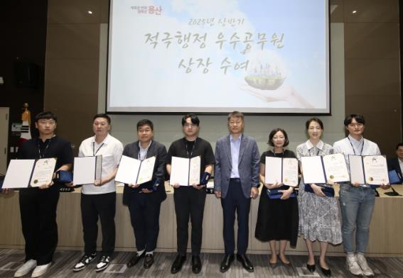 용산구 2025년 상반기 ‘적극행정 우수공무원’ 들이 시상식을 마치고 기념사진을 찍고 있다.