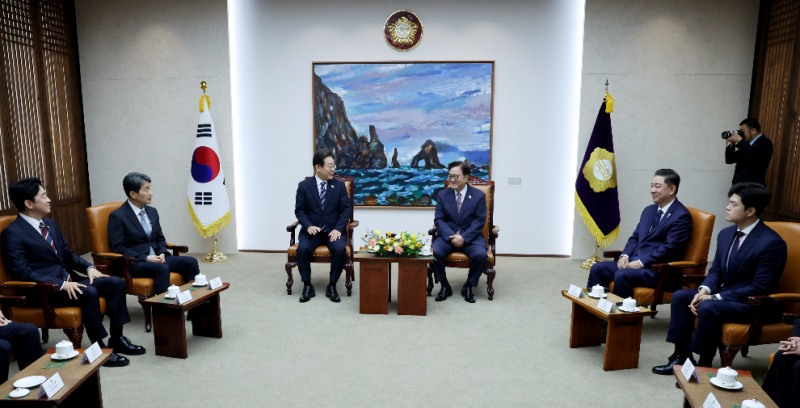 이재명 대통령, 여야 지도부, 국회의장과 추경 연설 전 환담 가져(사진=연합뉴스)