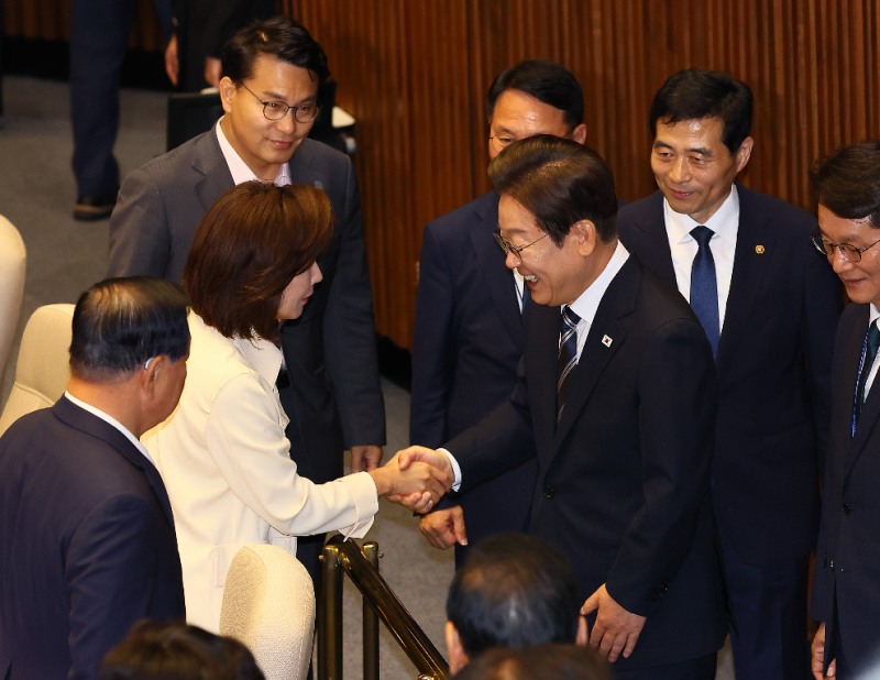 국정연설에 참여한 이재명 대통령과 나경원 의원 인사(사진=연합뉴스)