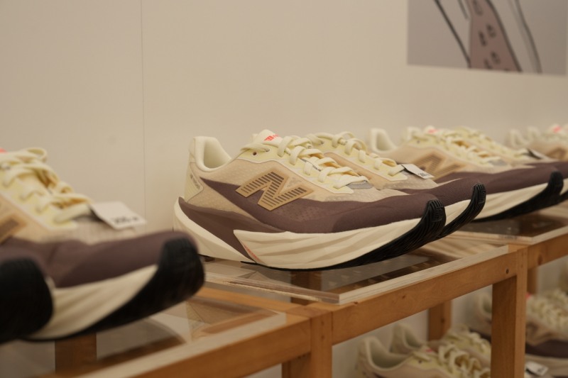 이랜드 뉴발란스, ‘퓨어셀 레벨 v5' 팝업스토어 더현대 서울 열어