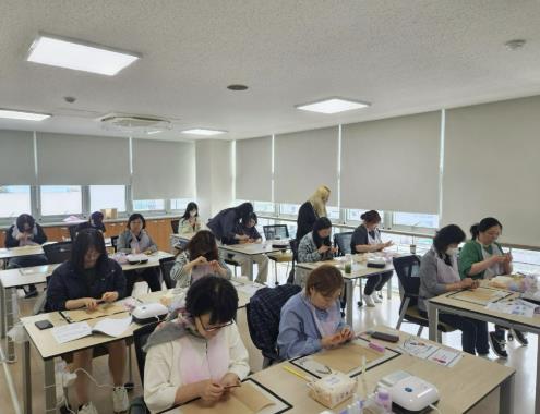 도봉구 주민들이 네일아트 입문과정 수업을 듣고 있다