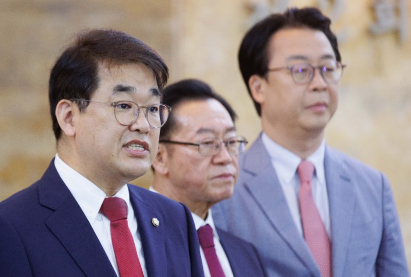 김민석 국무총리 후보자 인사청문특별위원회 국민의힘 간사를 맡고 있는 배준영 의원이 26일 서울 여의도 국회 로텐더홀에서 기자회견을 하고 있다. 사진=연합뉴스