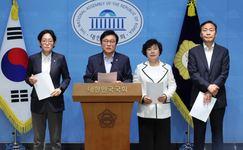 국민의힘 국회 예산결산특별위원회 소속 조지연(왼쪽부터), 박형수, 조배숙, 김기웅 의원이 29일 서울 여의도 국회 소통관에서 "민주당의 독단적 예결위 운영 규탄" 기자회견을 하고 있다. (사진=연합뉴스)