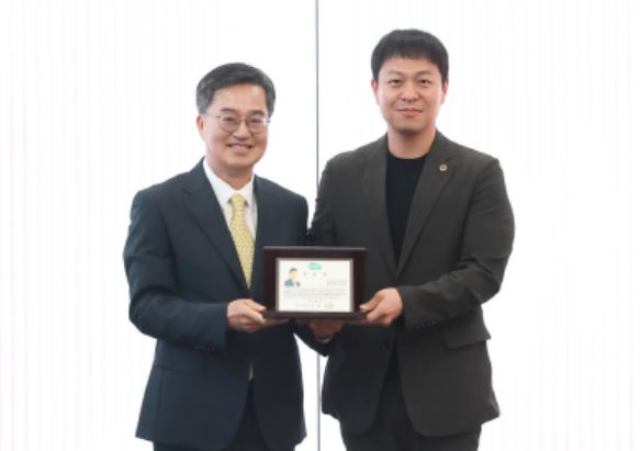 김동연 경기도지사로부터 경기도 의정 발전에 기여한 공로를 인정받아 유영일 의원(오른쪽)이 공로패를 수상하고 기념촬영을 하고 있다.(사진제공=경기도청)