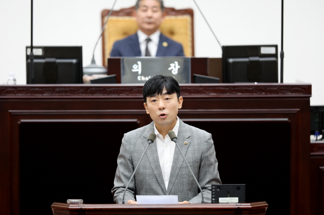 인천광역시의회 신성영 의원이 5분발언에서 제3연륙교의 통행료 문제와 명칭 결정과 관련해 정부와 인천시의 합리적이고 책임 있는 대응을 촉구하고 있다.