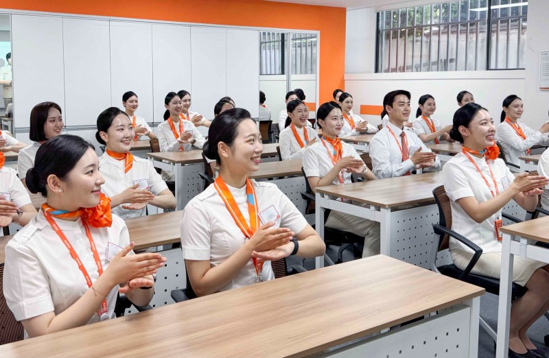 제주항공이 올해부터 신입 객실승무원을 대상으로 실시하고 있는 간단한 인사말 및 안전 안내 수어표현 교육.(사진=제주항공)