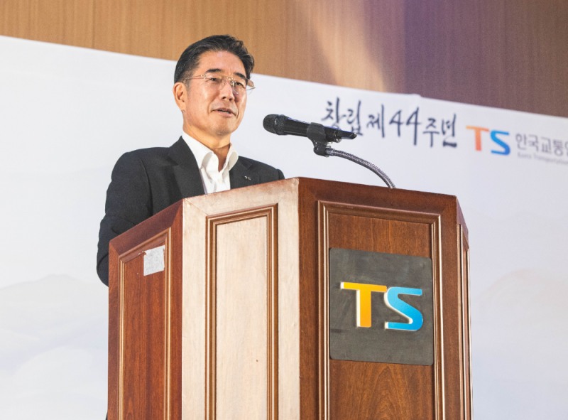 1일(화) 본사 대강당에서 개최한 ‘창립 제44주년 기념행사’에서 TS 정용식 이사장이 기념사를 하고 있는 모습.(사진=TS)