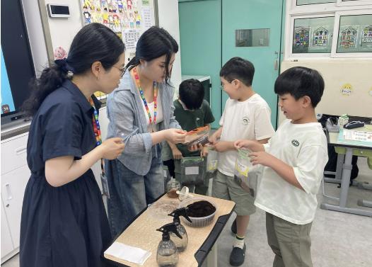 프로그램 참여 예비교사들이 지속가능발전 관련 주제의 수업을 진행하고 있다.