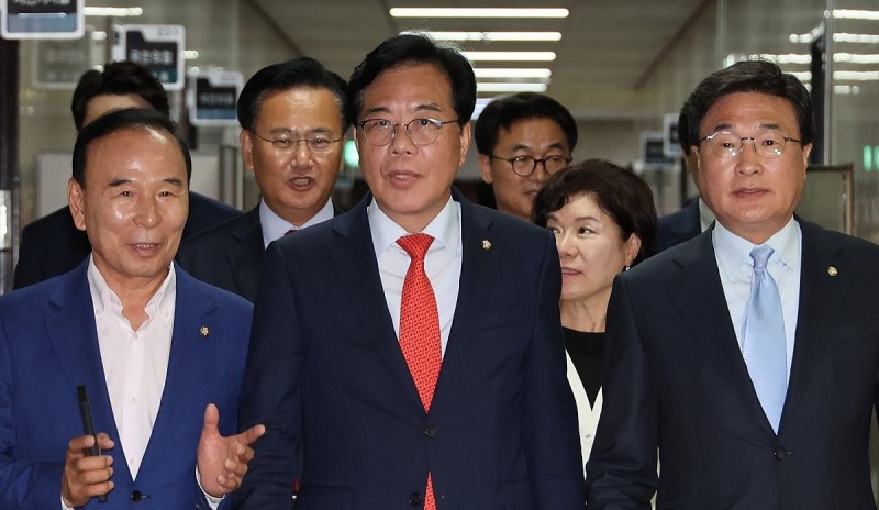 비대위 첫 회의 참석하는 송언석 비대위원장 겸 원내대표(사진=연합뉴스)