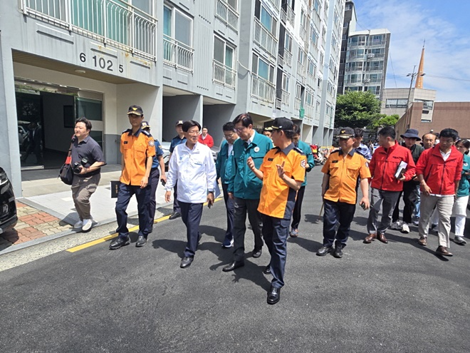 정종복 기장군수(좌측 두번째 흰옷)와 박형준 부산시장(좌측 세번째)이 사고현장에서 현장 상황을 보고 받고 있다.(사진제공=부산 기장군)