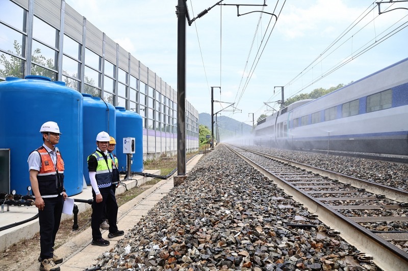한문희 코레일 사장(사진 가운데)이 3일 충북 옥천 인근 경부고속선에서 자동살수장치를 점검하고 있다.(사진=코레일)