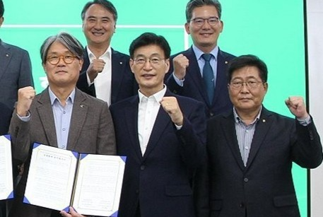 문대림 (앞줄 가운데) 국회의원 (사진=연합뉴스)