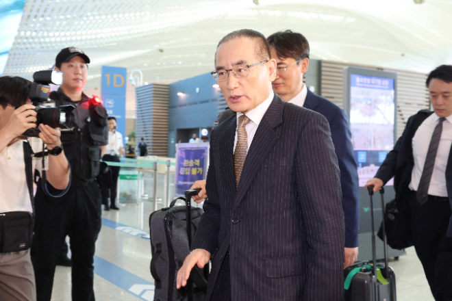 위성락 국가안보실장이 방미 일정을 위해 6일 인천국제공항을 통해 미국 워싱턴DC로 출국하고 있다. 사진=연합뉴스