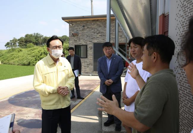 윤병태 시장이 축산 농가를 방문해 현장 점검을 실시하고 있다.(사진제공-나주시)