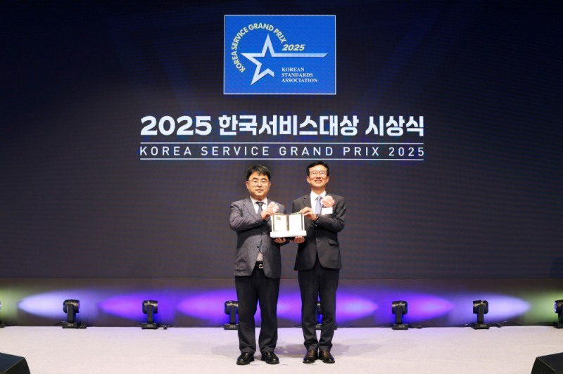 롯데건설 한정호 전략기획부문장(왼쪽)이 ‘2025 한국서비스대상’ 시상식에서 수상 후 기념촬영을 하고 있다.(사진=롯데건설)