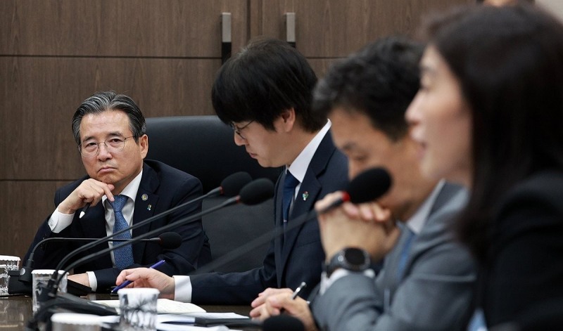 참석자 발언 듣는 김용범 정책실장(사진=연합뉴스)