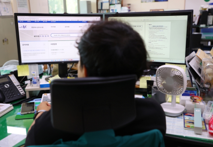 업무자료 공유시스템을 사용하는 직원 사진