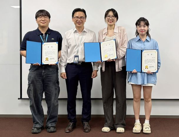 조진욱 당진공장 공장장(좌쯕2번재)과 수상자들이 기념촬영을 하고 있다.