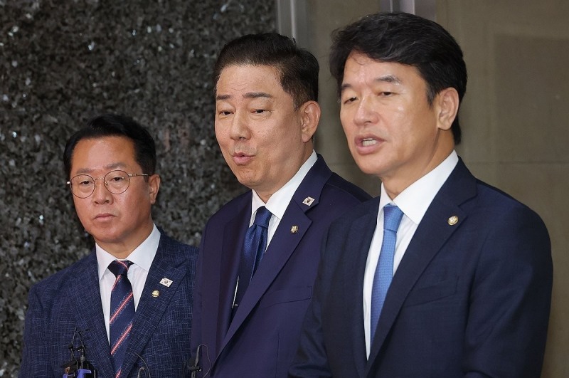 취재진 질문 답변하는 민주당 원내지도부(사진=연합뉴스)