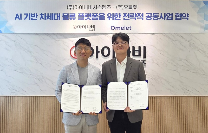 (좌) 아이나비시스템즈 이은복 대표이사, (우) 오믈렛 박진규 대표이사.(사진=팅크웨어)