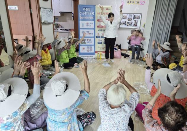7월 2일 관내 무더위쉼터에서 진행된 여름철 건강관리교육 모습.