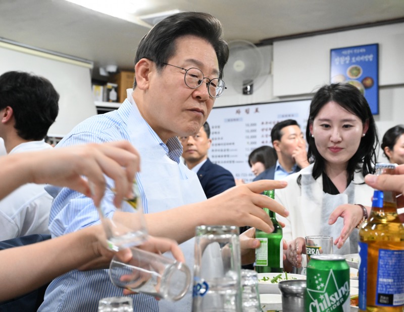 이재명 대통령이 11일 서울 광화문 인근 한식당에서 시민들과 식사하고 있다. '민생회복 소비쿠폰' 지급을 앞두고 내수 경기 활성화를 위해 진행한 행사로 '대통령과 외식합니다' 제목 아래 '골목경제 살리는 한 끼!'라는 부제가 붙었다. 사진=연합뉴스